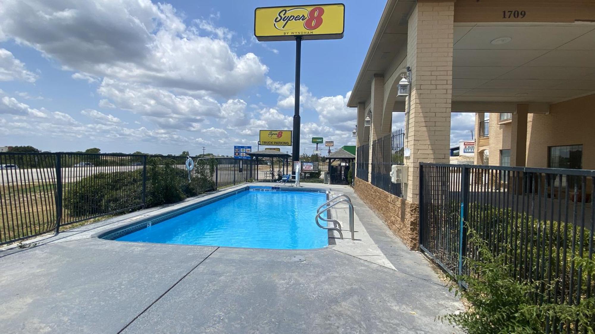 Super 8 By Wyndham Decatur Texas Hotel Eksteriør billede